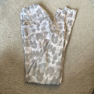 Onzie size XS white and grey printed legging